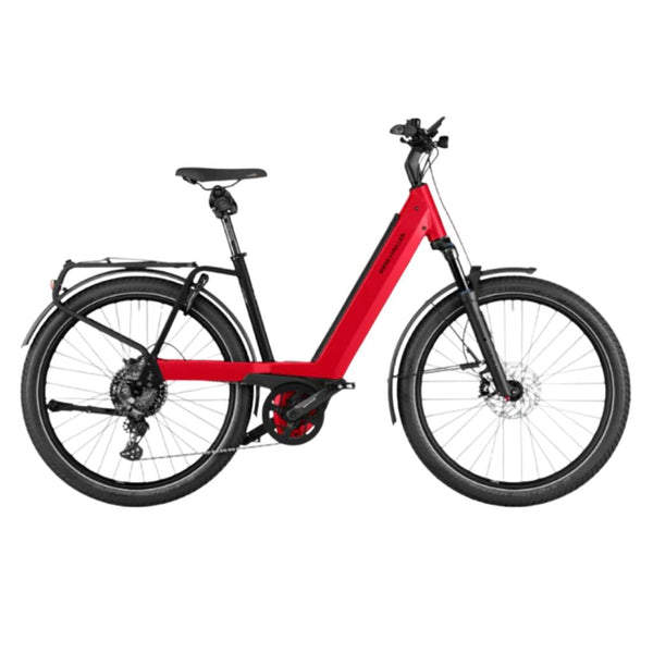 Bicicleta de trekking elétrica Riese Müller Nevo GT Touring Dynamic, vermelha e preta metalizada.